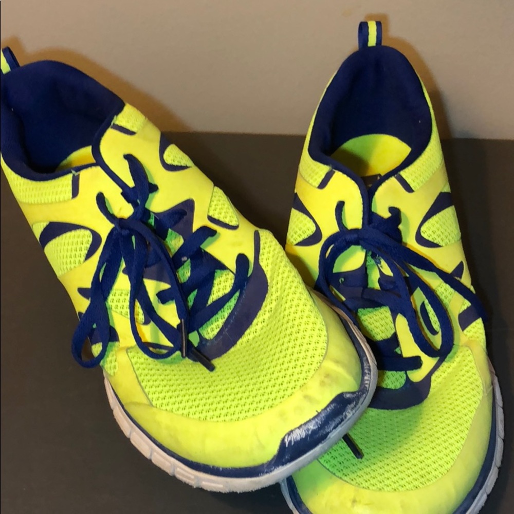 Men’s tennis shoes